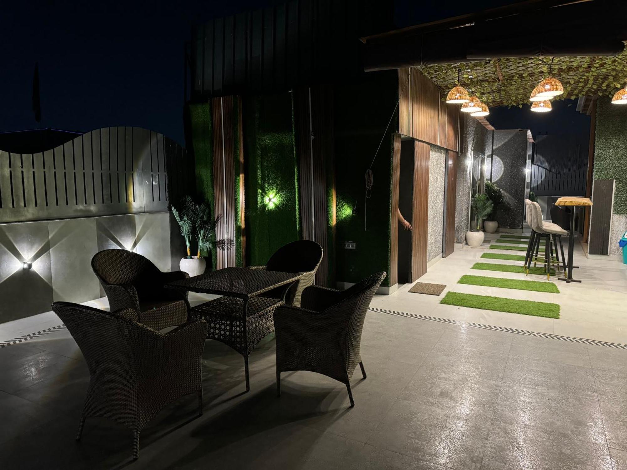 Aqua Sky Terrace 1 Luxurious W 2 Beds, Open Air Jacuzzi & Outdoor Lounge Area Apartment New Delhi